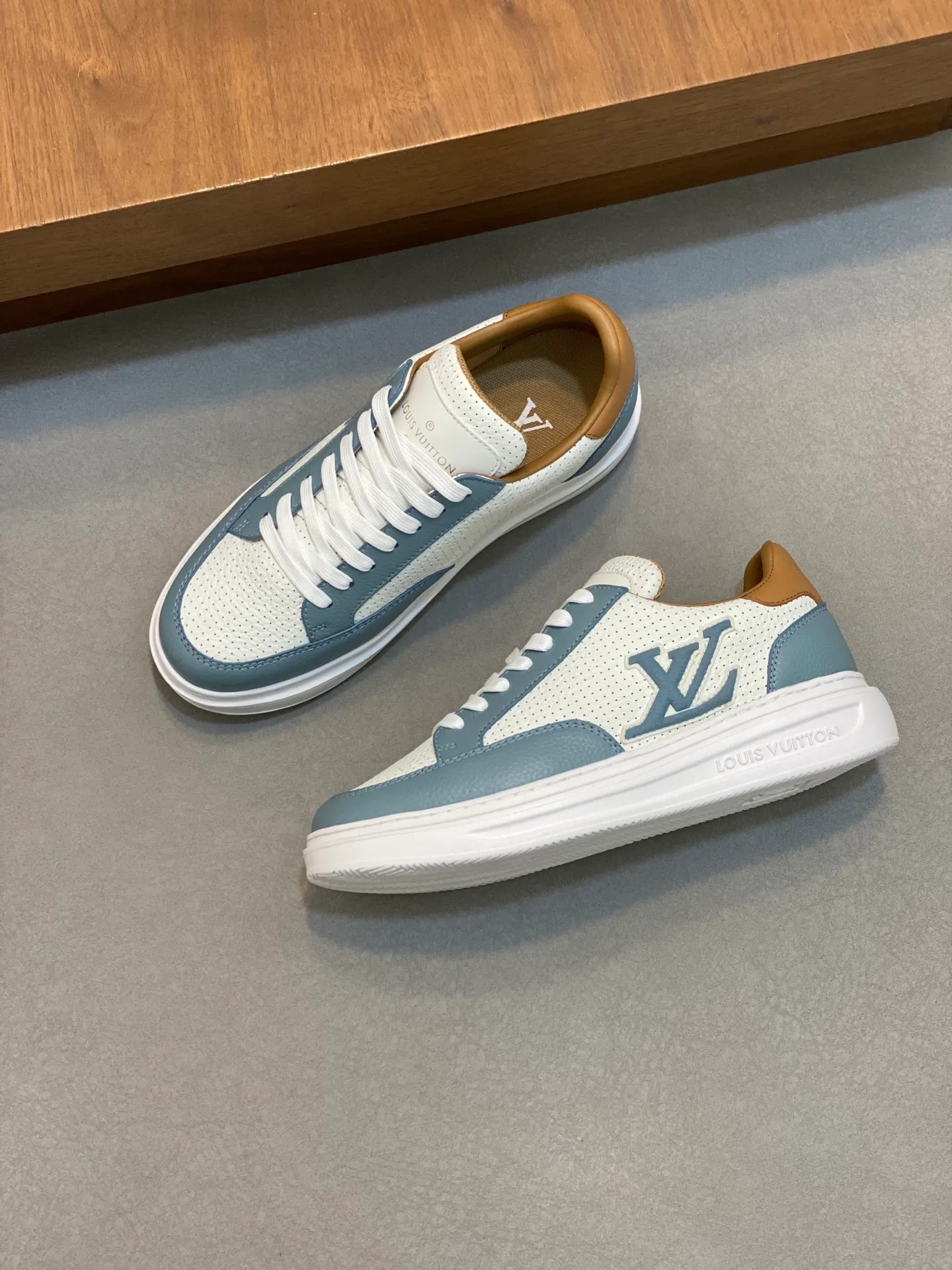 Factory Price: 400💰LV🔍Top Purchasing Agency🇮🇹 Lu Street Boy’s popular sports shoes counter synchronized, uppers imported from Italy cowhide fabric, high-quality complex splicing crafts, imported water-dyed cowhide lining cowhide feet Sole: Original sole provided by the original factory, T men's men's shoes 💰U exclusive movable molded sole, super comfortable, original factory follow-up goods, 🔍🔍high quality, can be entered and exited the counter at will, welcome to compare, code number 39-44 (order 38 45)